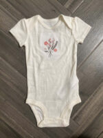 Body suit 3M-6M màu trắng hoạ tiết hoa Carter - Image 5
