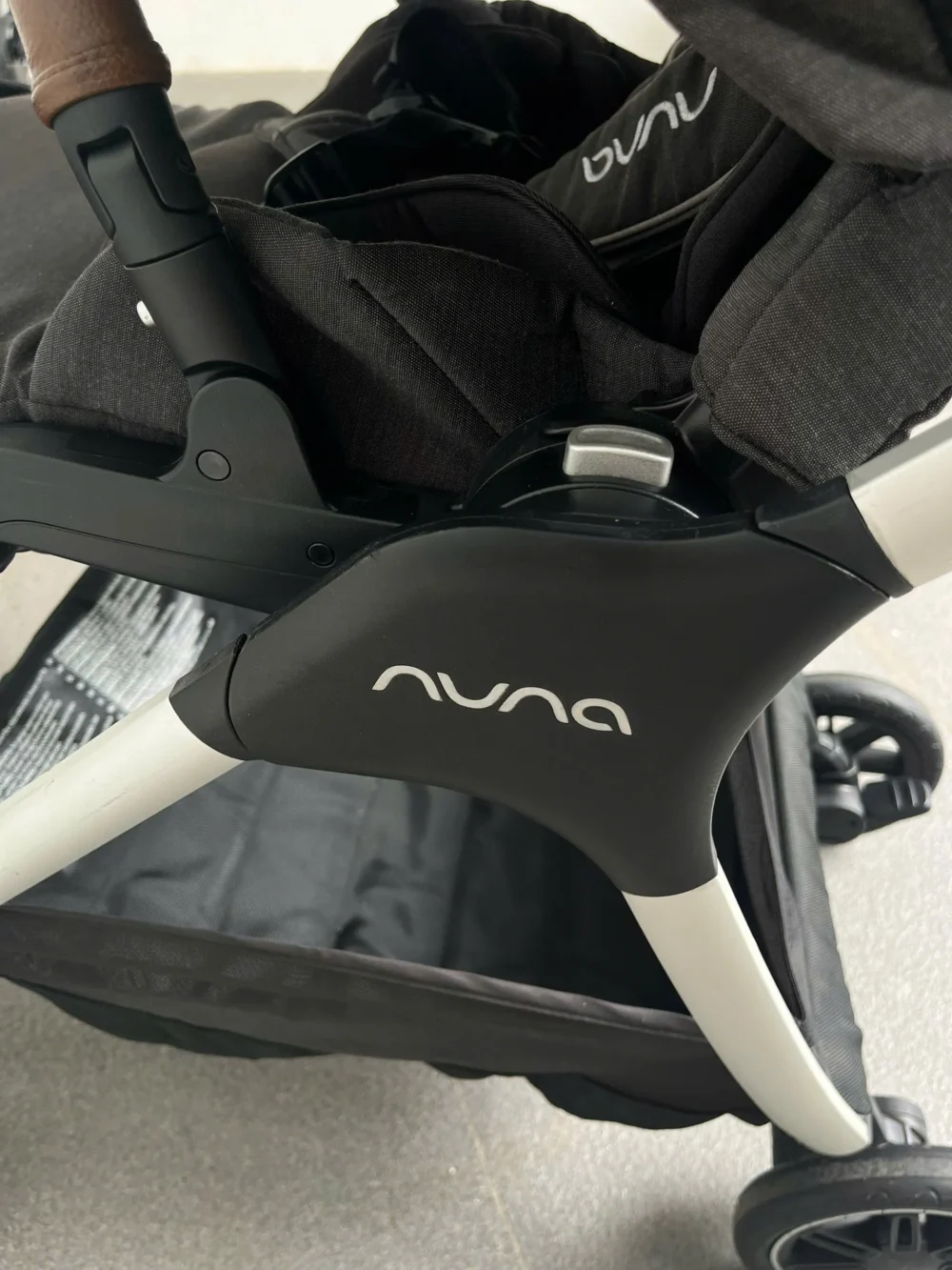 Xe đẩy Nuna triv màu xám đậm khung bạc 0-4 tuổi - Ảnh 5