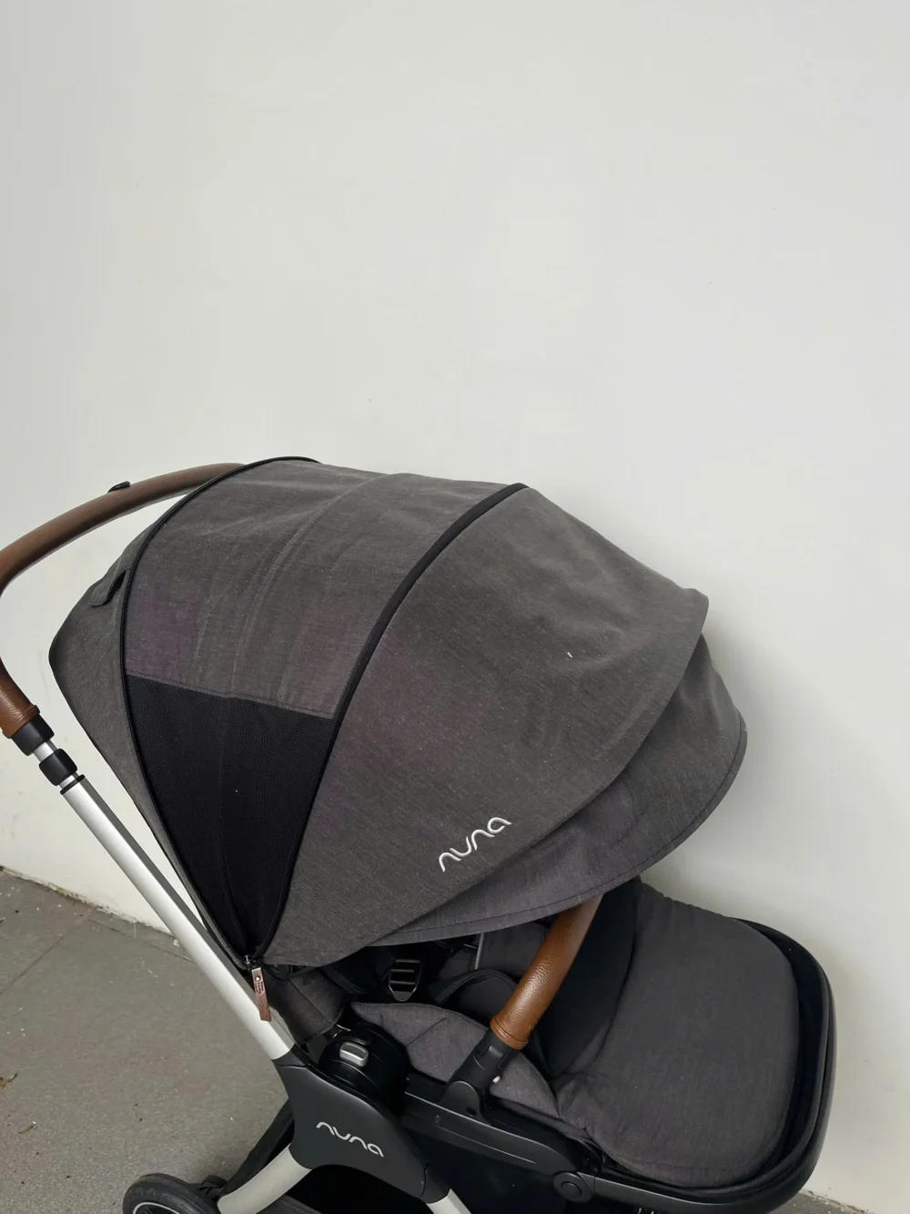 Xe đẩy Nuna triv màu xám đậm khung bạc (2) - Ảnh 11