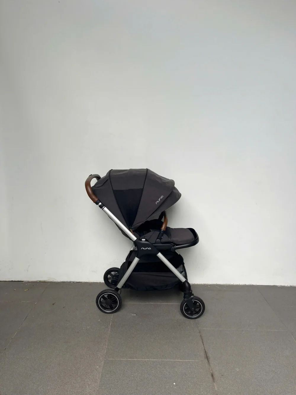 Xe đẩy Nuna triv màu xám đậm khung bạc (2) - Ảnh 12