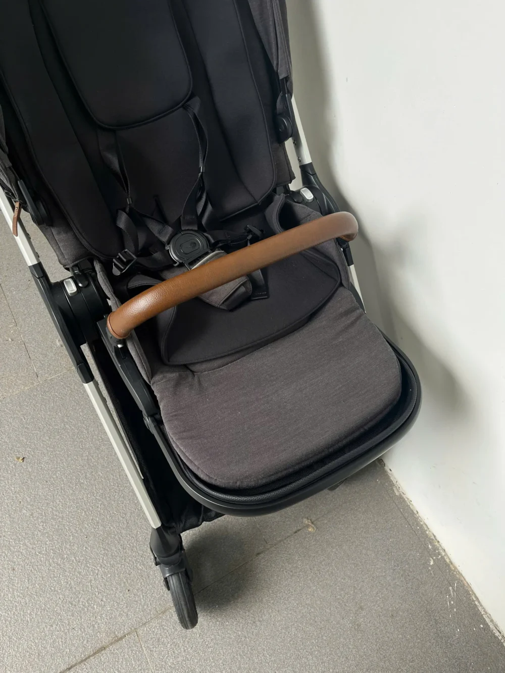 Xe đẩy Nuna triv màu xám đậm khung bạc (2) - Ảnh 13