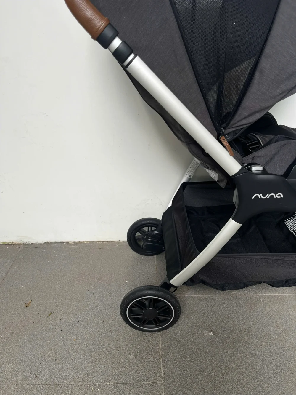 Xe đẩy Nuna triv màu xám đậm khung bạc (2) - Ảnh 5