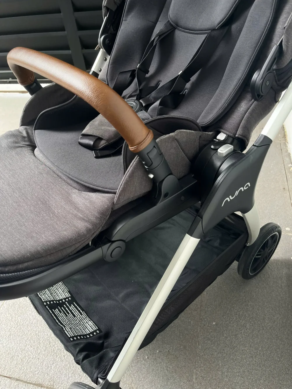 Xe đẩy Nuna triv màu xám đậm khung bạc (2) - Ảnh 8