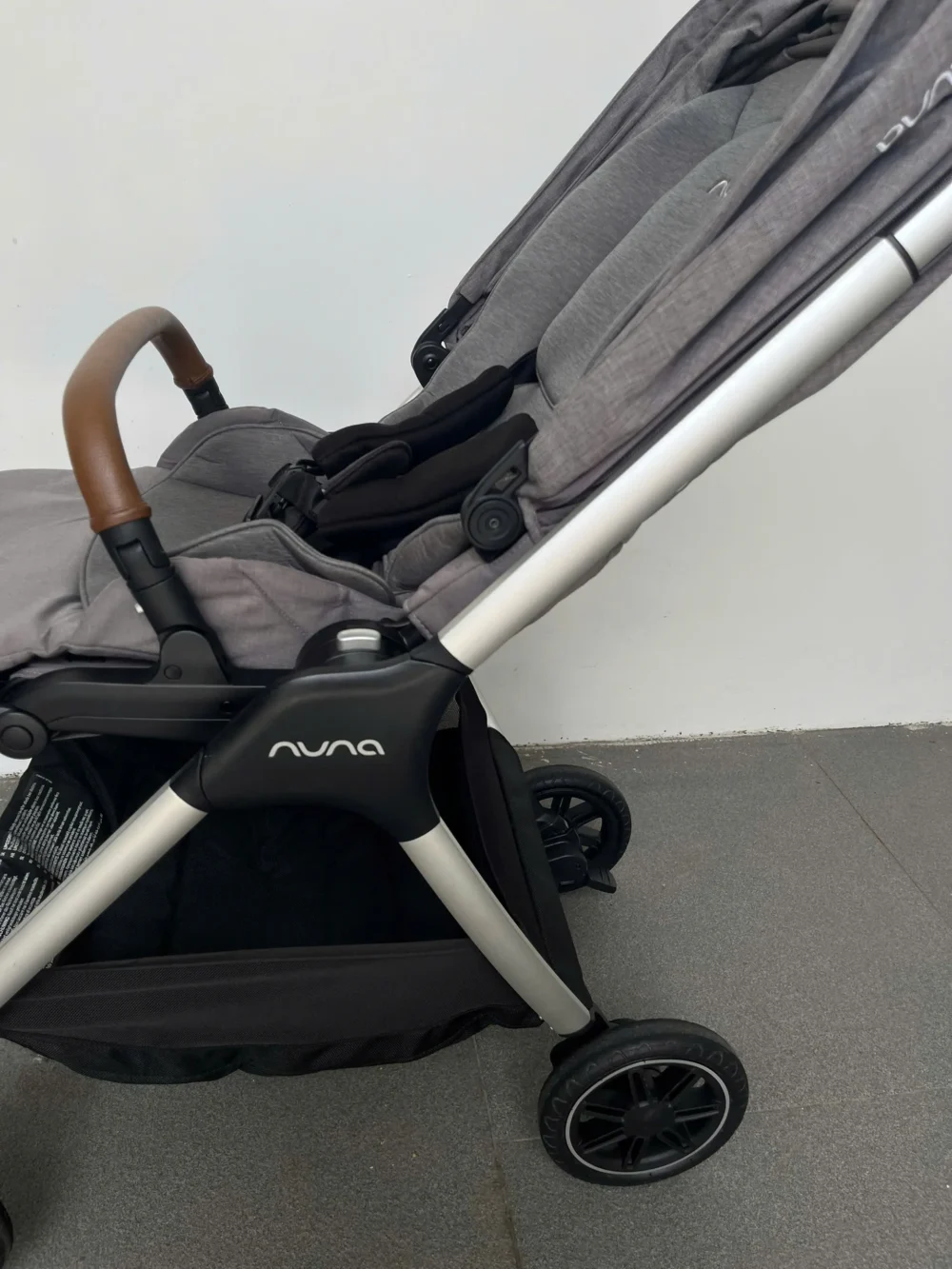 Xe đẩy Nuna triv màu xám nhạt khung bạc 0-4 tuổi - Ảnh 7