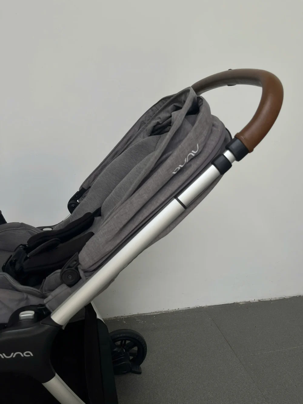 Xe đẩy Nuna triv màu xám nhạt khung bạc 0-4 tuổi - Ảnh 8