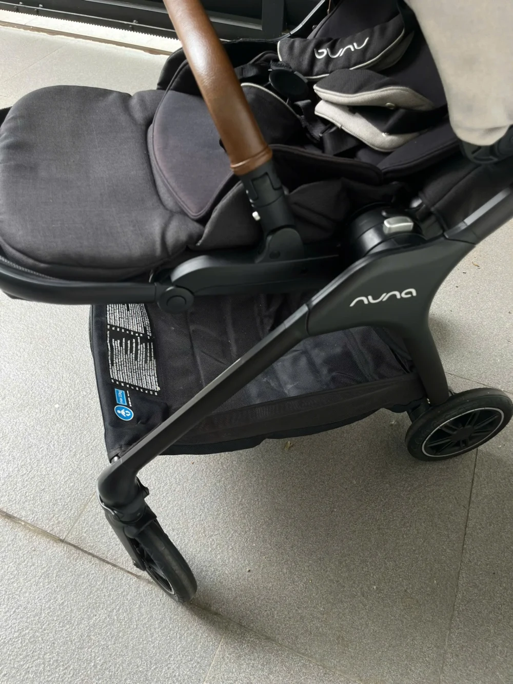 Xe đẩy Nuna triv màu xám nhạt khung đen 0-4 tuổi - Ảnh 3