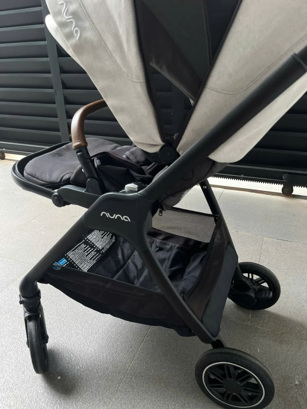 Xe đẩy Nuna triv màu xám nhạt khung đen 0-4 tuổi - Ảnh 4