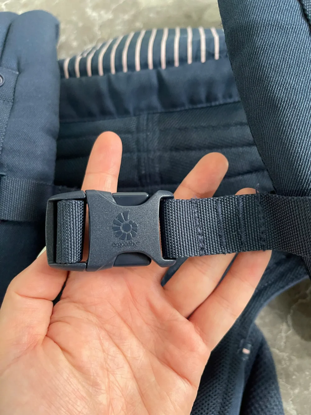 Địu Ergo baby Omni 360 cool air mesh xanh navy sọc hồng (còn box) tặng kèm yếm địu - Ảnh 13
