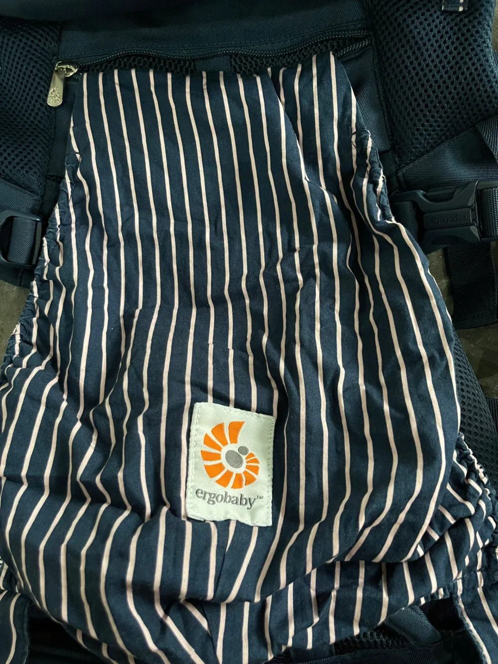 Địu Ergo baby Omni 360 cool air mesh xanh navy sọc hồng (còn box) tặng kèm yếm địu - Ảnh 15