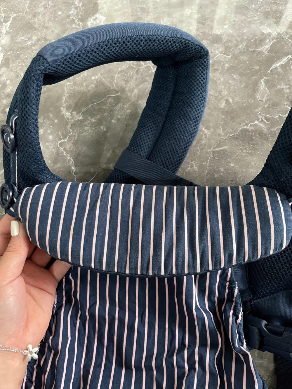 Địu Ergo baby Omni 360 cool air mesh xanh navy sọc hồng (còn box) tặng kèm yếm địu - Ảnh 17