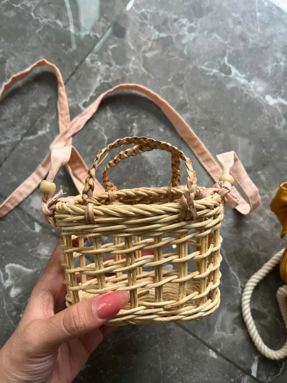 Set 4 món 2 kính râm và 2 túi nhỏ cho bé gái Zara và handmade - Ảnh 2