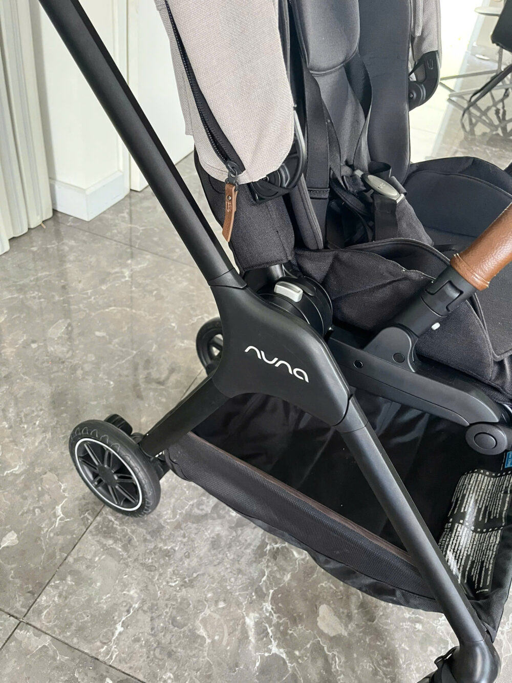 Xe đẩy Nuna triv màu xám nhạt khung đen - Ảnh 2