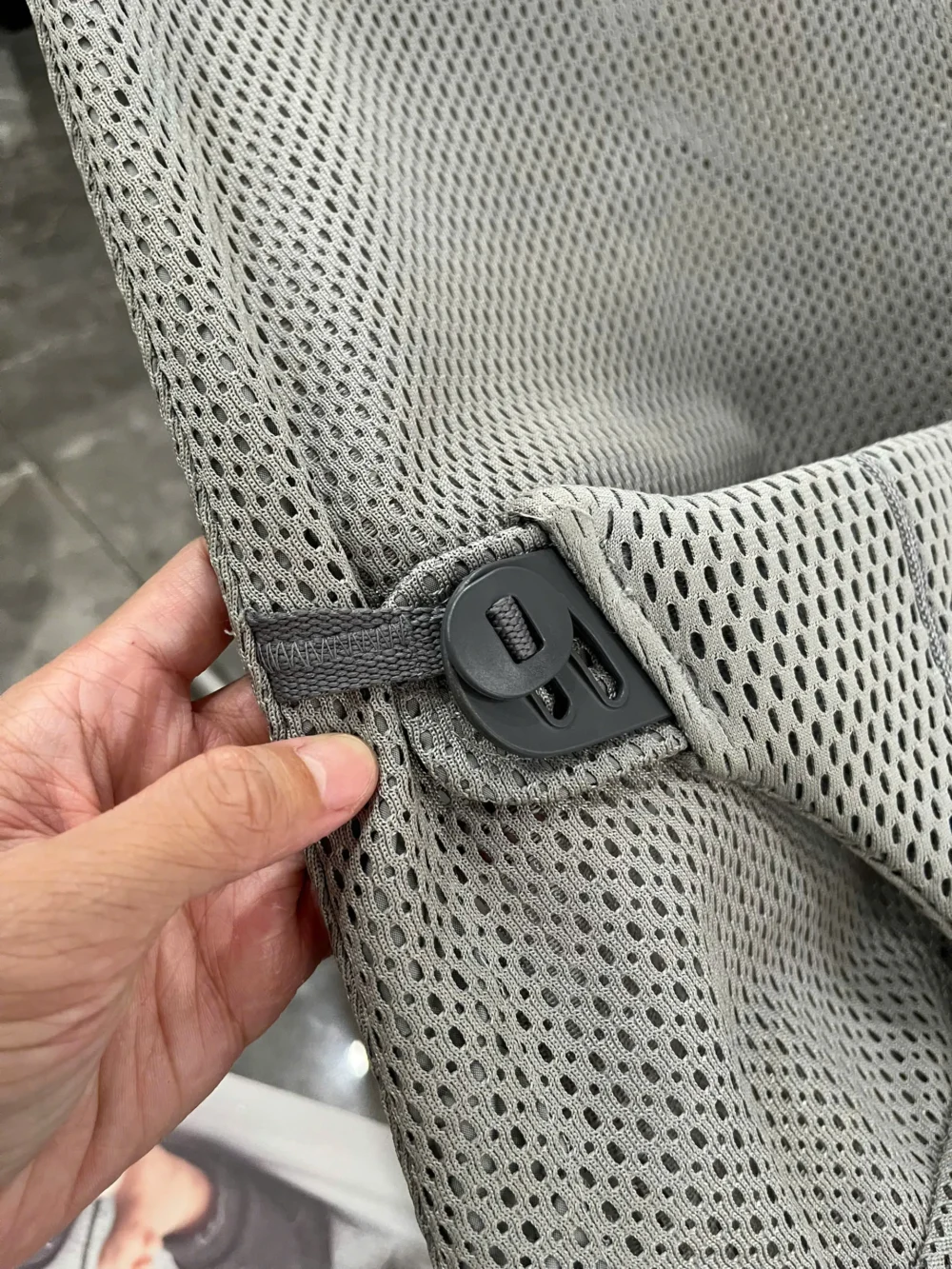 Ghế rung Baby Bjorn vải air mesh màu xám nhạt kèm thanh đồ chơi (no box) 0- 18 tháng tối đa 13kg - Ảnh 15