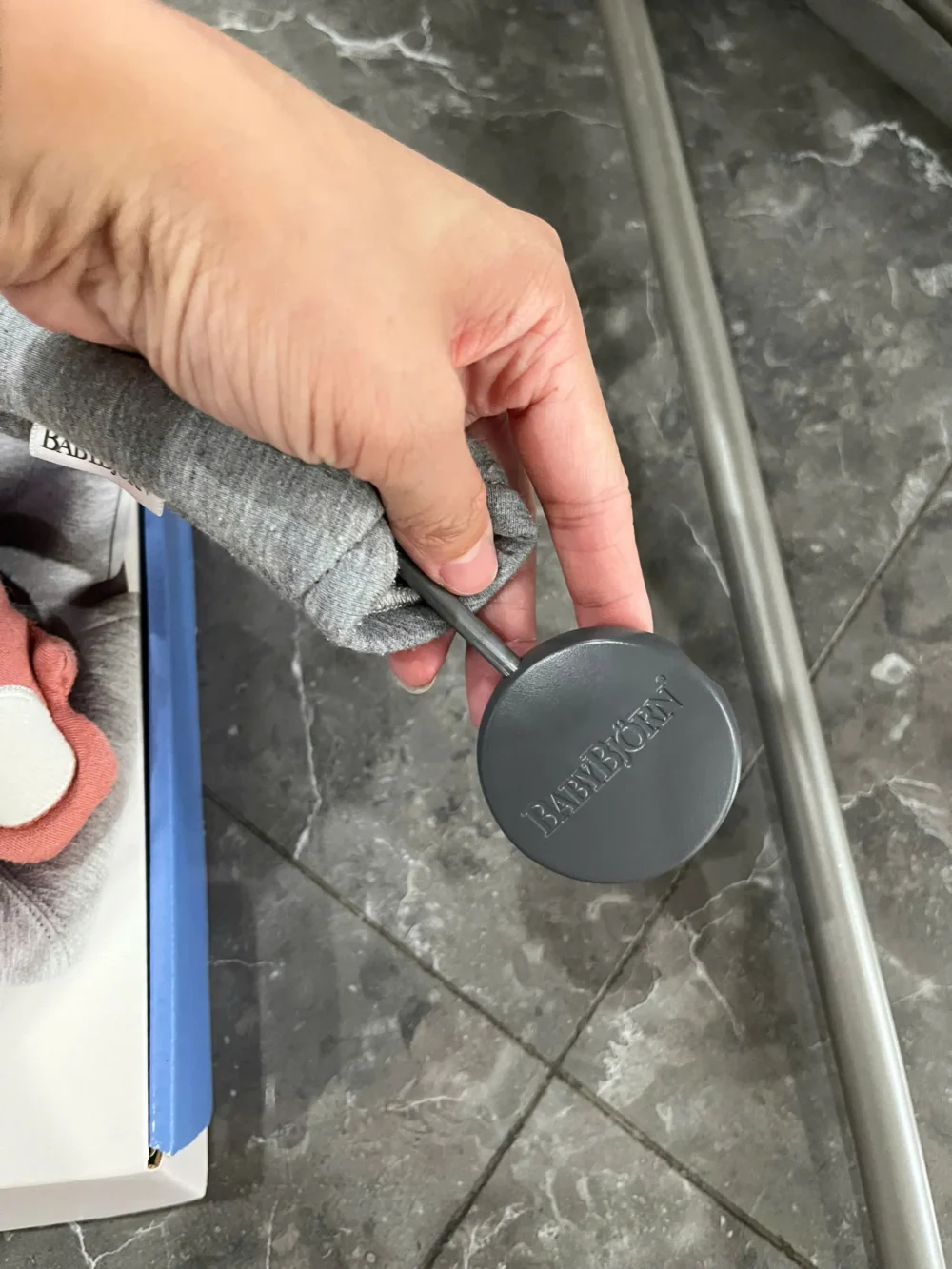 Ghế rung Baby Bjorn vải air mesh màu xám nhạt kèm thanh đồ chơi (no box) 0- 18 tháng tối đa 13kg - Ảnh 8