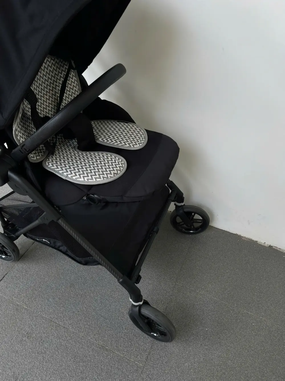 Xe đẩy Cybex Melio carbon màu full đen (tặng kèm đệm lót nằm xe đẩy Kate mesh thoáng mát) - Ảnh 26