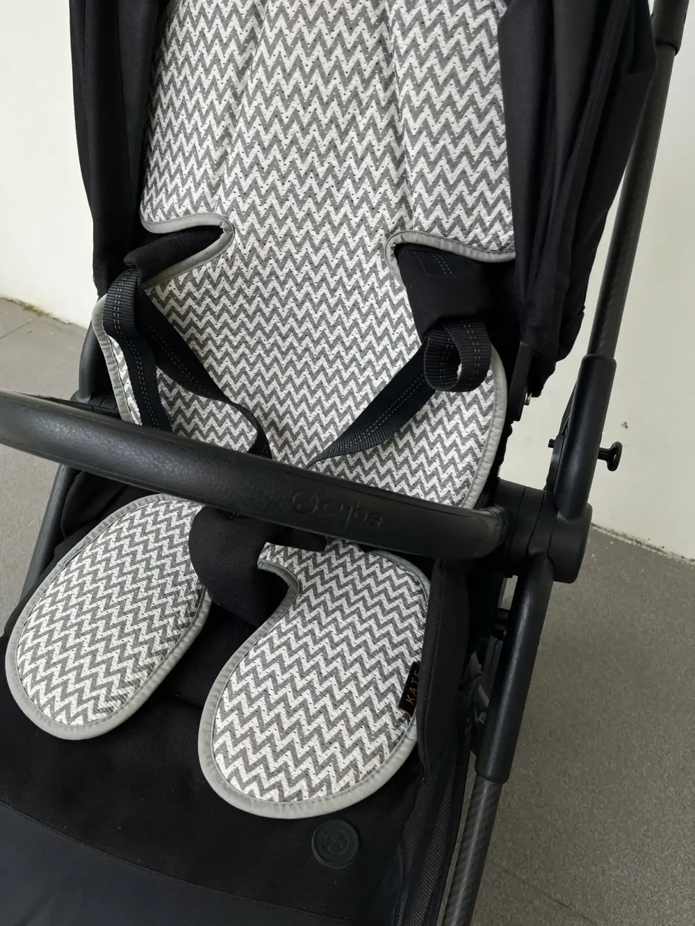 Xe đẩy Cybex Melio carbon màu full đen (tặng kèm đệm lót nằm xe đẩy Kate mesh thoáng mát) - Ảnh 33