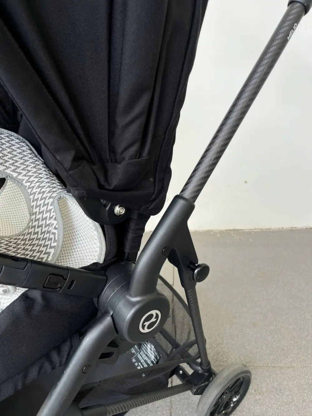 Xe đẩy Cybex Melio carbon màu full đen (tặng kèm đệm lót nằm xe đẩy Kate mesh thoáng mát) - Ảnh 7