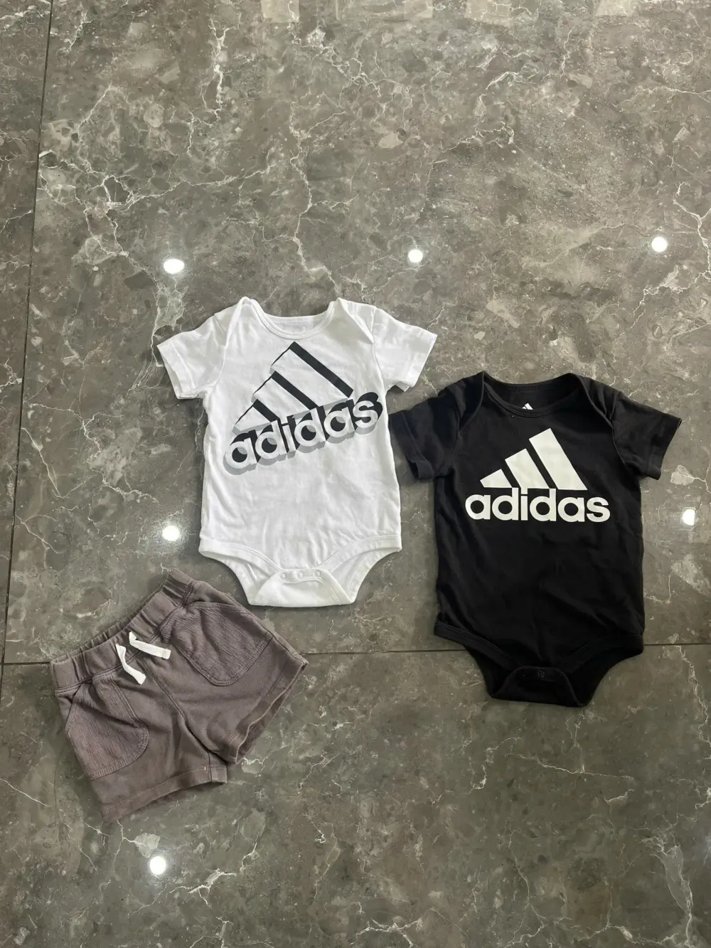 Set 1 bodysuit Adidas (màu đen) & kèm quần Carter’s (9 đến 12 tháng) tặng kèm bodysuit Adidas màu trắng Adidas - Ảnh 14