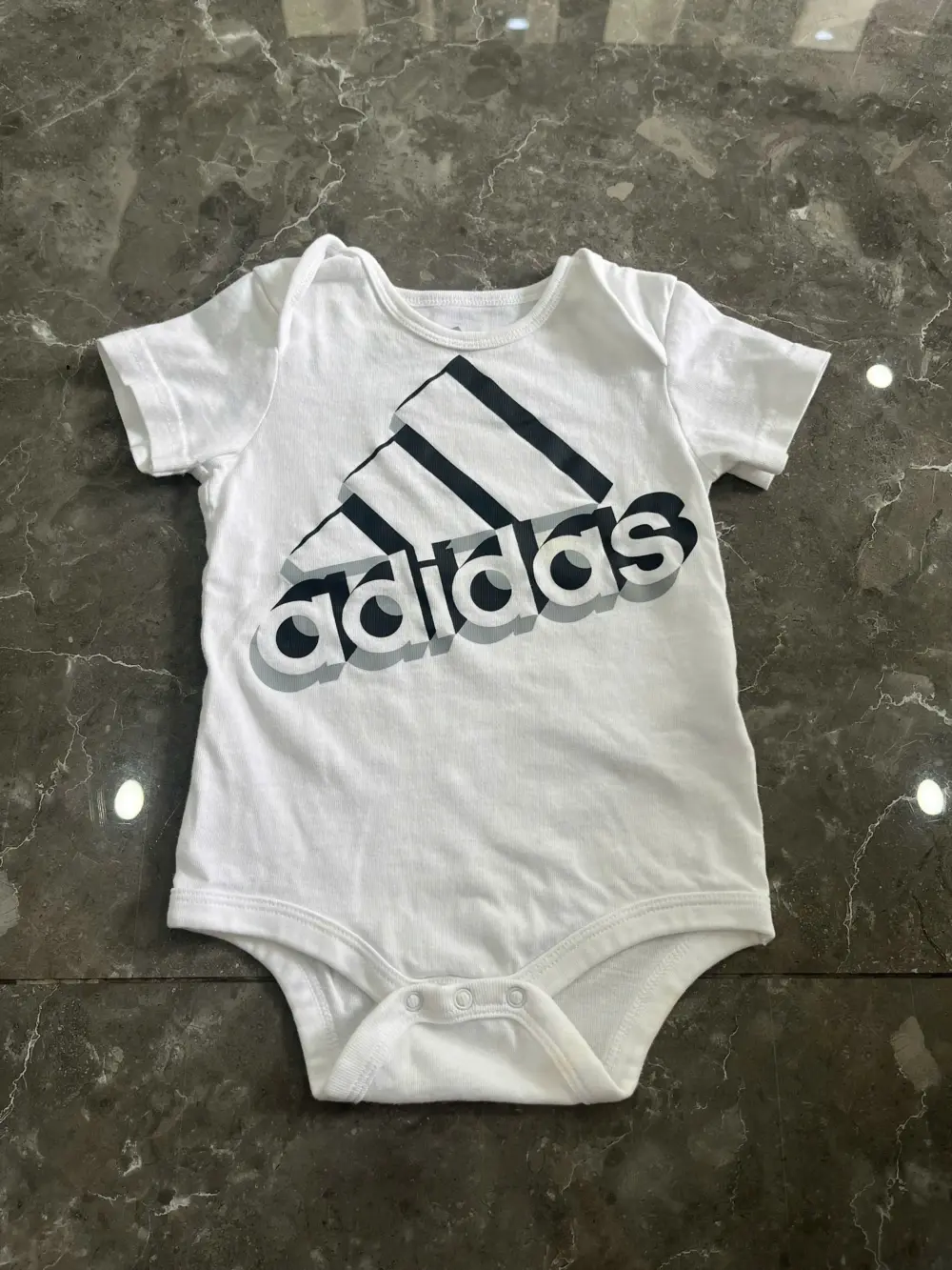 Set 1 bodysuit Adidas (màu đen) & kèm quần Carter’s (9 đến 12 tháng) tặng kèm bodysuit Adidas màu trắng Adidas - Ảnh 2