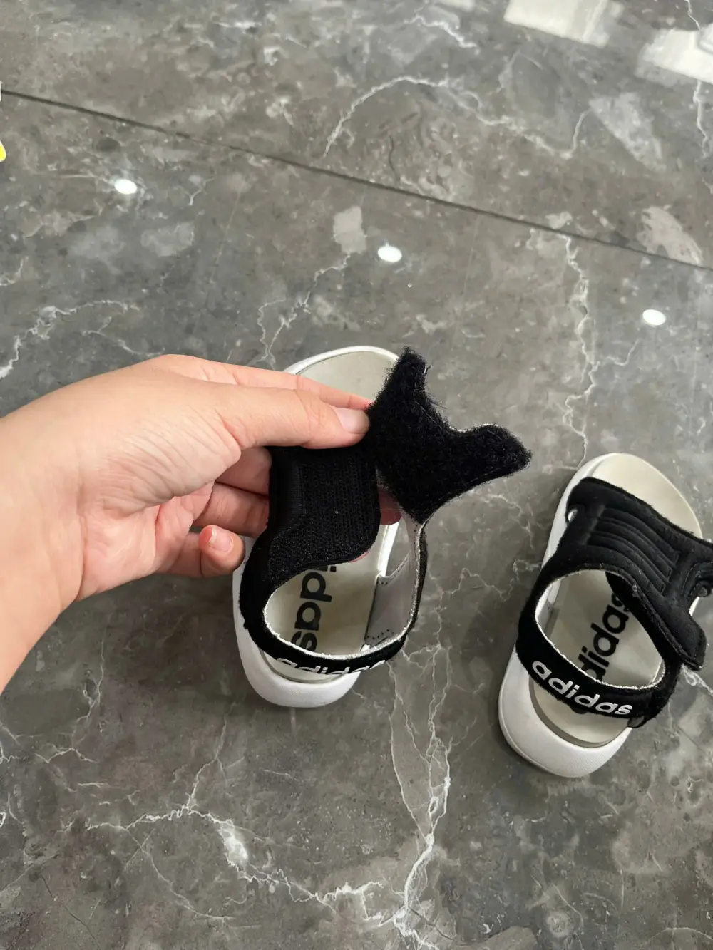 Giày sandal Adidas Comfort màu đen trắng (size 10.5cm)Adidas - Ảnh 5