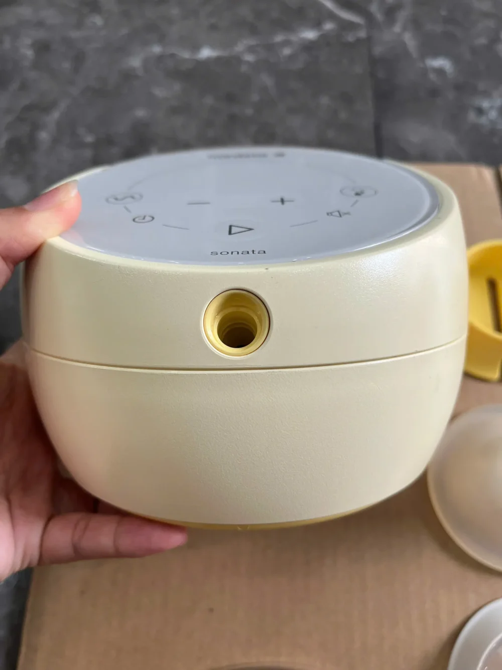 Máy hút sữa Medela Sonata tặng kèm cặp phễu silicone Lacteck (no box, còn túi vải của hãng, hết bảo hành) - Ảnh 9