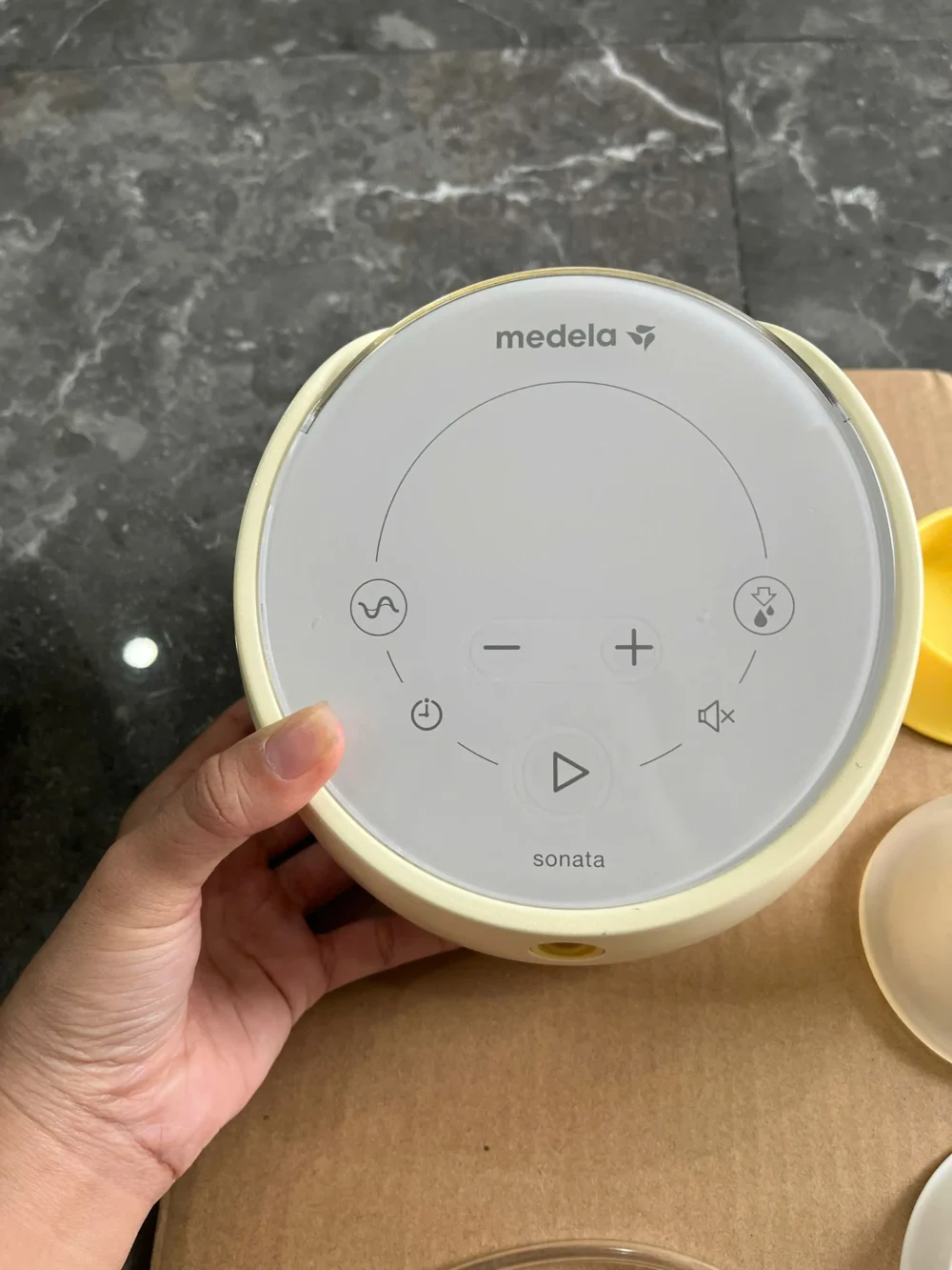 Máy hút sữa Medela Sonata tặng kèm cặp phễu silicone Lacteck (no box, còn túi vải của hãng, hết bảo hành) - Ảnh 12