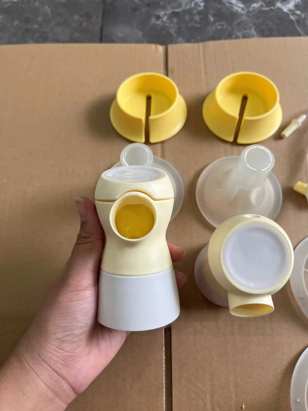 Máy hút sữa Medela Sonata tặng kèm cặp phễu silicone Lacteck (no box, còn túi vải của hãng, hết bảo hành) - Ảnh 14
