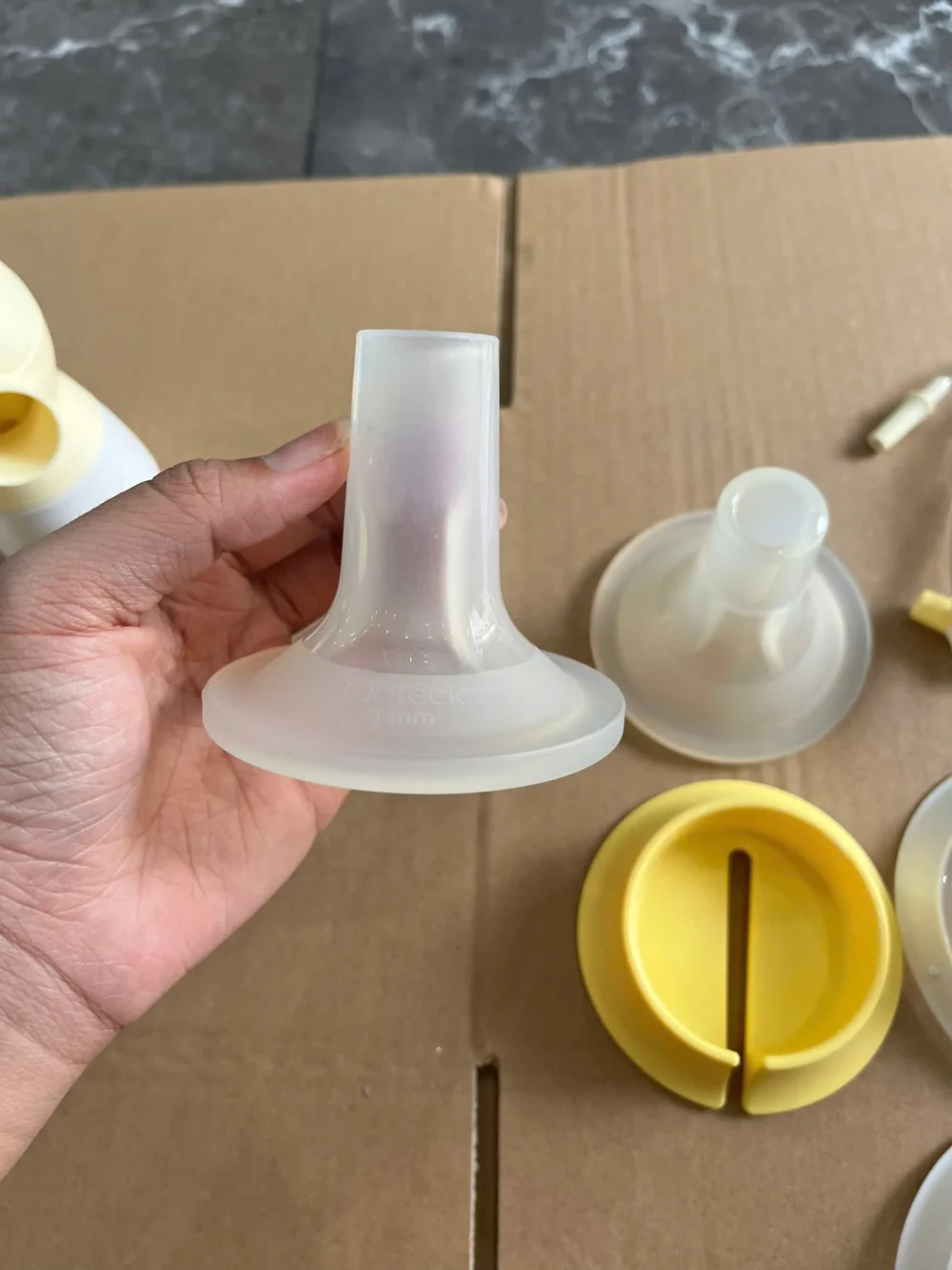 Máy hút sữa Medela Sonata tặng kèm cặp phễu silicone Lacteck (no box, còn túi vải của hãng, hết bảo hành) - Ảnh 18