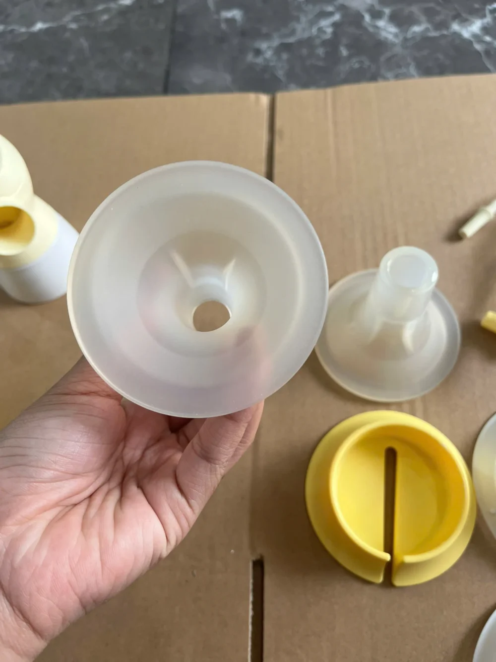 Máy hút sữa Medela Sonata tặng kèm cặp phễu silicone Lacteck (no box, còn túi vải của hãng, hết bảo hành) - Ảnh 6