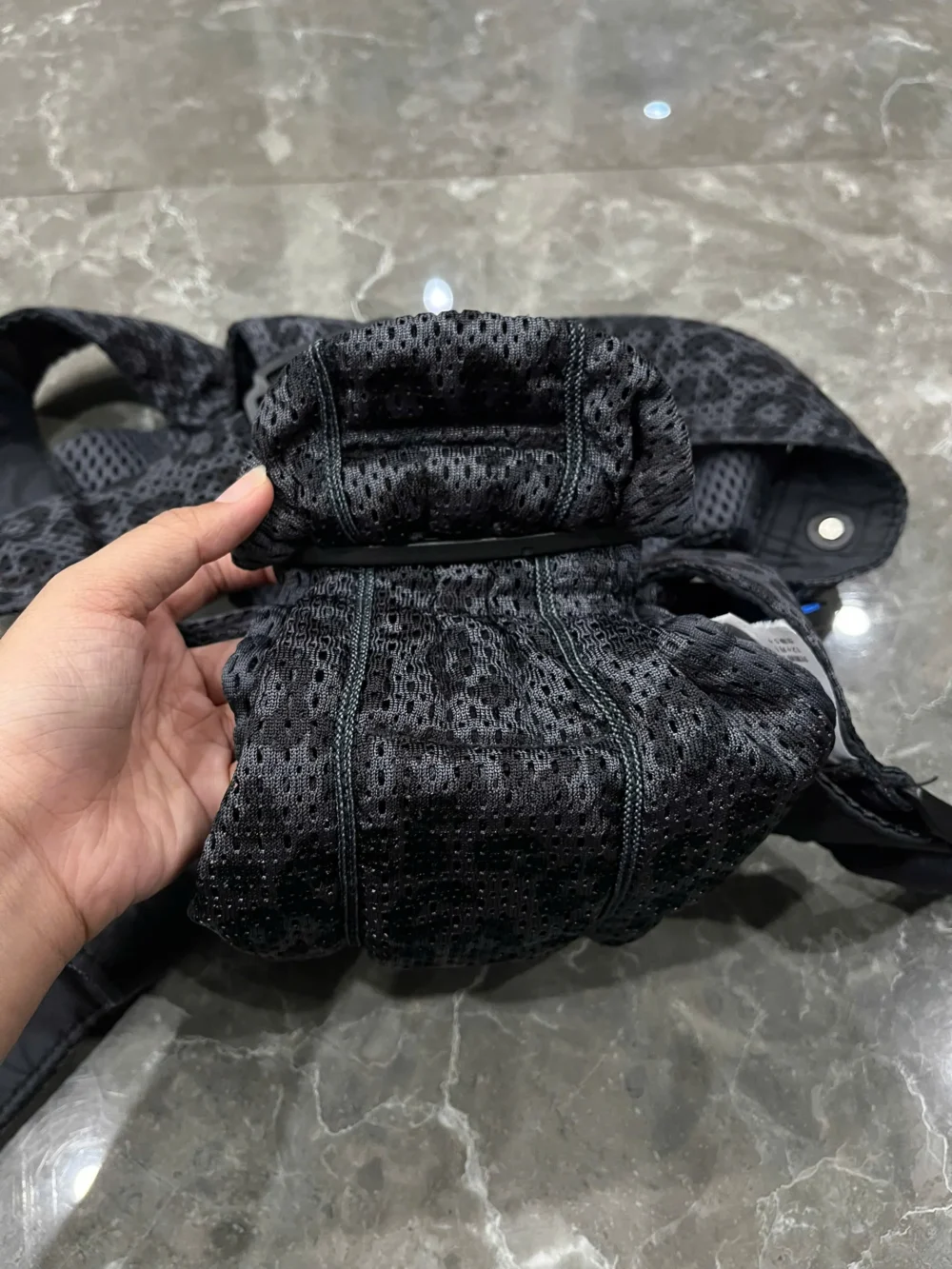 Địu Baby Bjorn Mini vải mesh hoạ tiết beo đen (no box) 0-3 tuổi 3kg2 -> 11kg - Ảnh 16