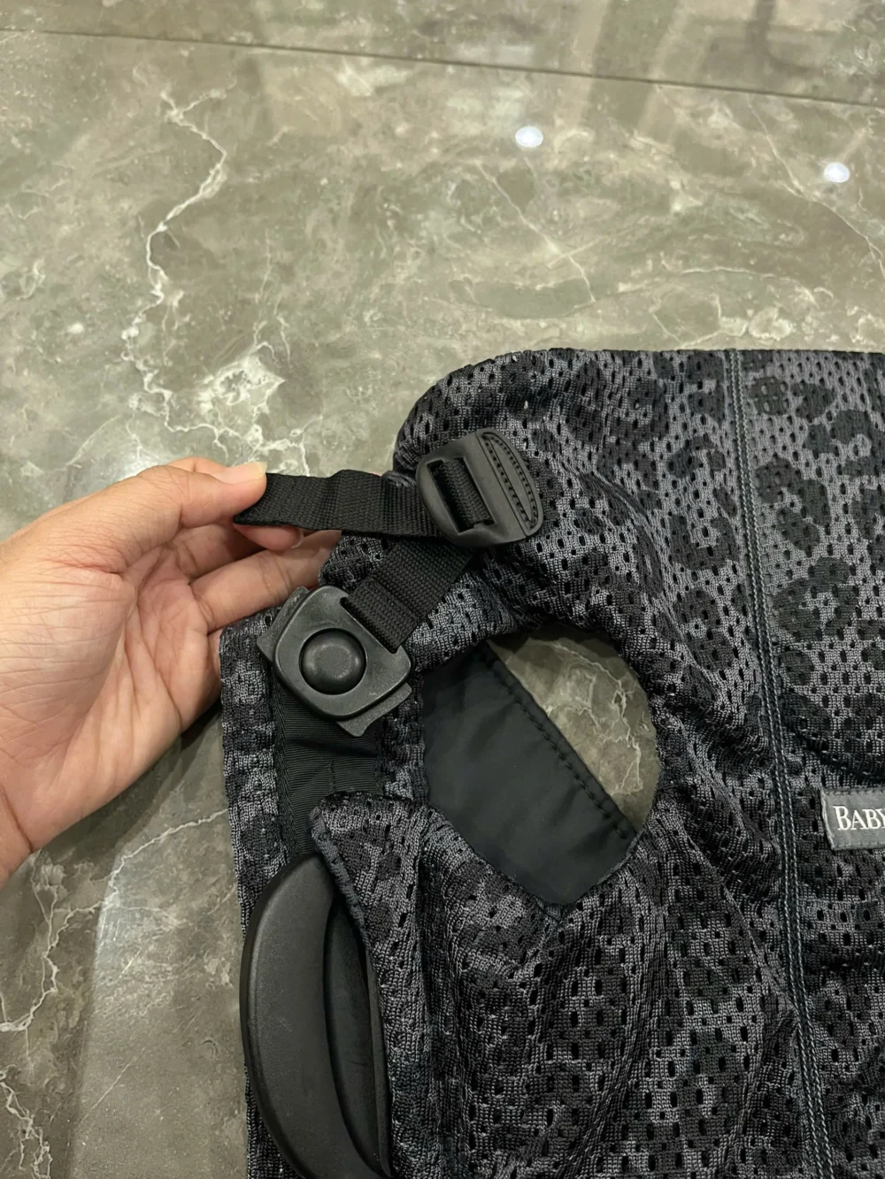 Địu Baby Bjorn Mini vải mesh hoạ tiết beo đen (no box) 0-3 tuổi 3kg2 -> 11kg - Ảnh 17