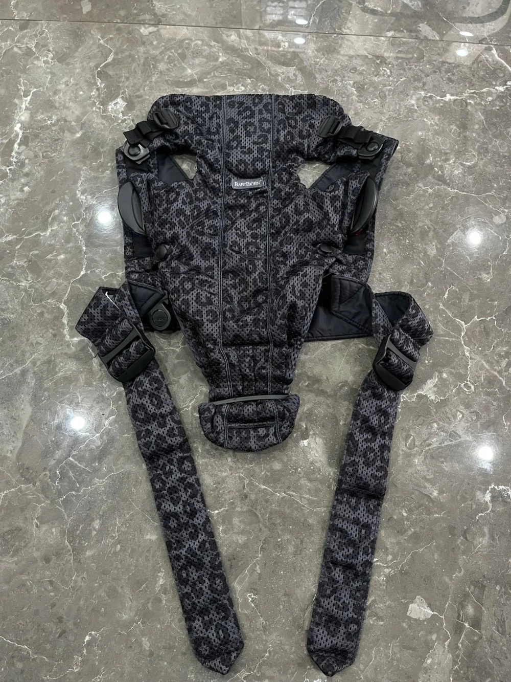 Địu Baby Bjorn Mini vải mesh hoạ tiết beo đen (no box) 0-3 tuổi 3kg2 -> 11kg - Ảnh 22