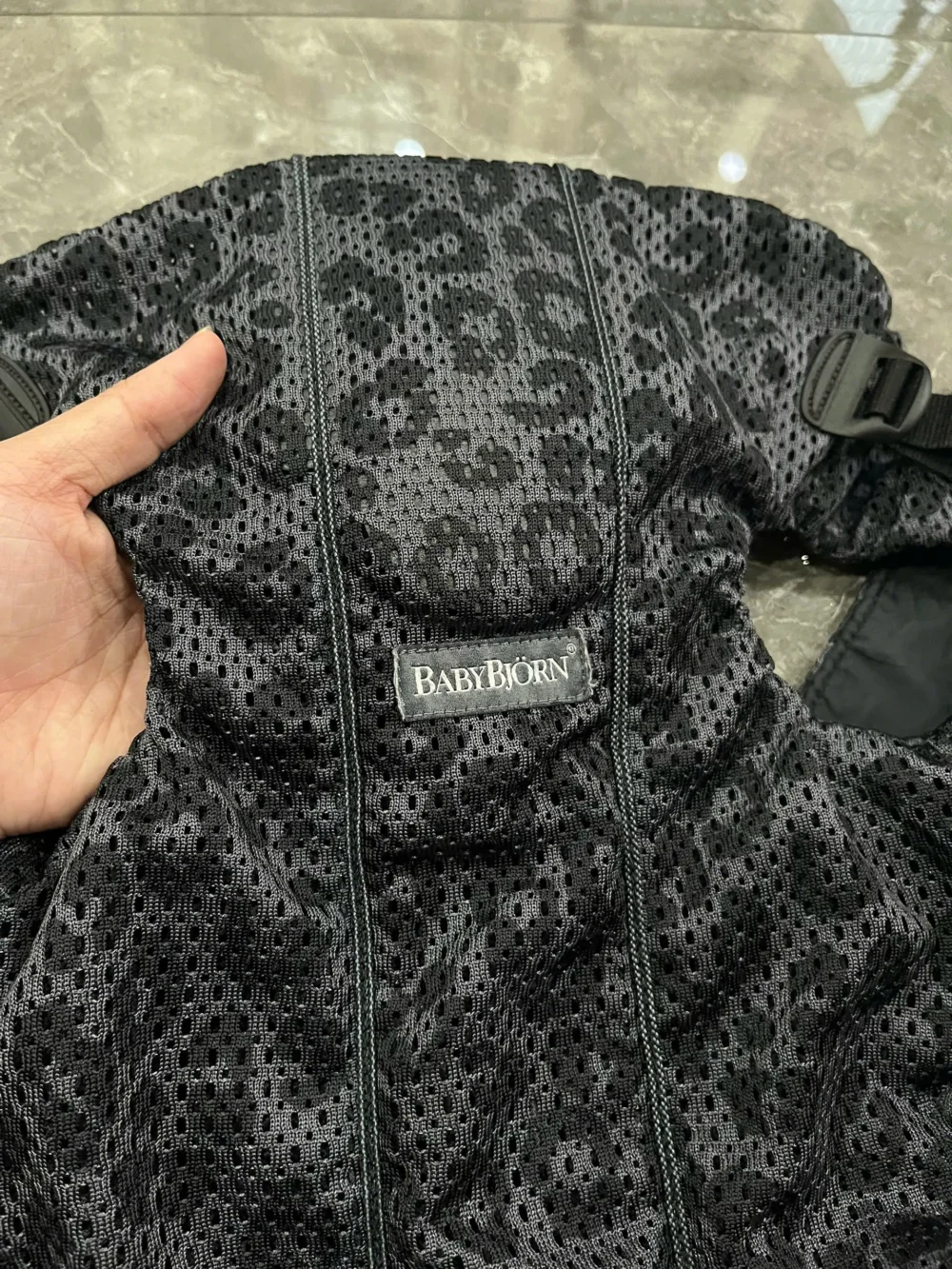 Địu Baby Bjorn Mini vải mesh hoạ tiết beo đen (no box) 0-3 tuổi 3kg2 -> 11kg - Ảnh 13