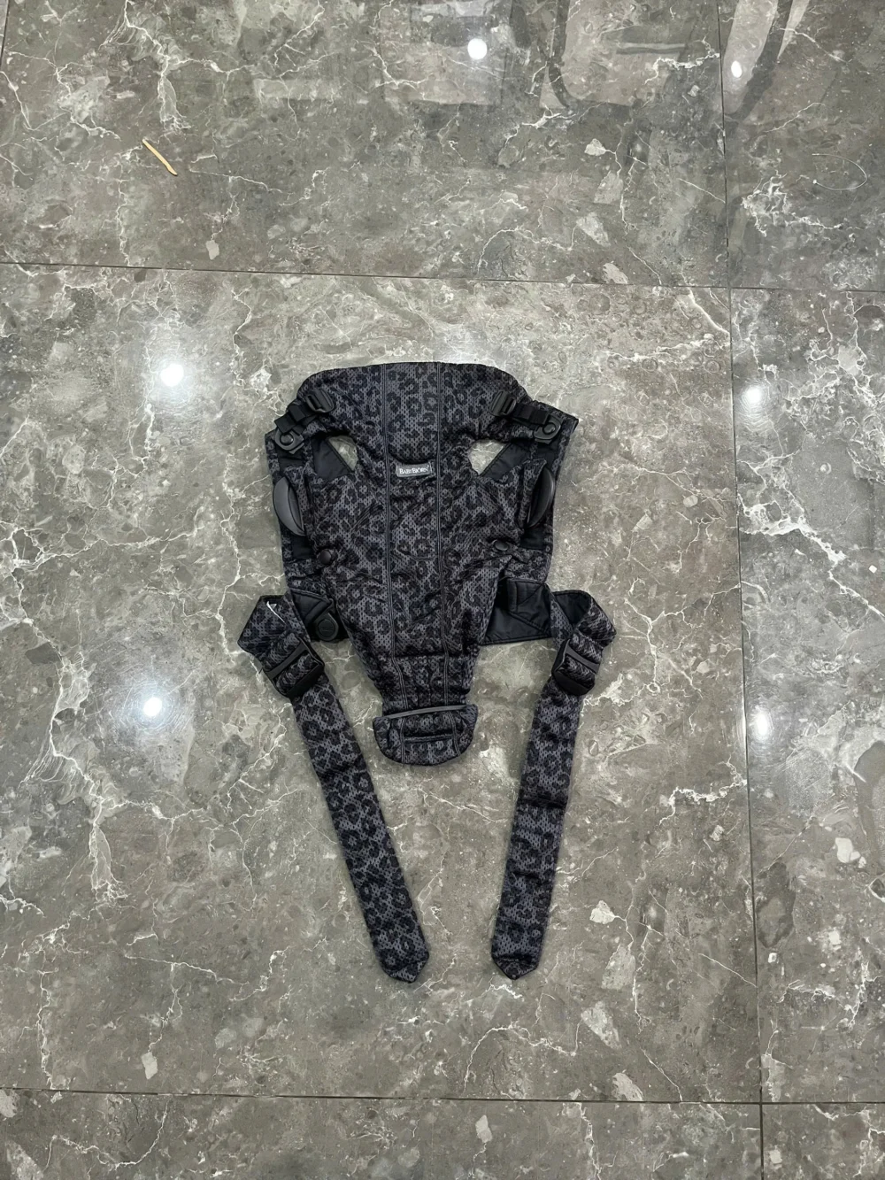 Địu Baby Bjorn Mini vải mesh hoạ tiết beo đen (no box) 0-3 tuổi 3kg2 -> 11kg - Ảnh 15