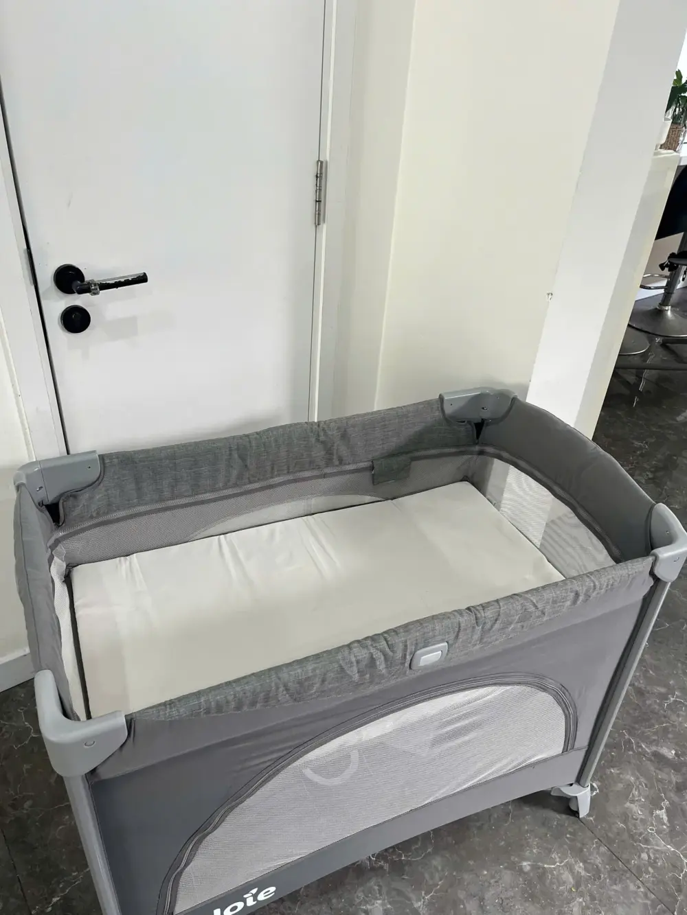 Giường cũi trẻ em Joie Kubbie Sleep Foggy Gray (tặng kèm thanh đồ chơi treo cũi) - Ảnh 3