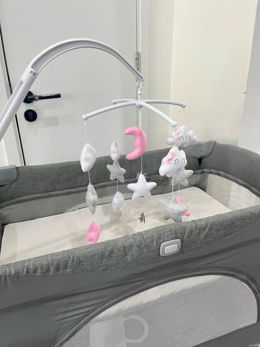 Giường cũi trẻ em Joie Kubbie Sleep Foggy Gray (tặng kèm thanh đồ chơi treo cũi) - Ảnh 4