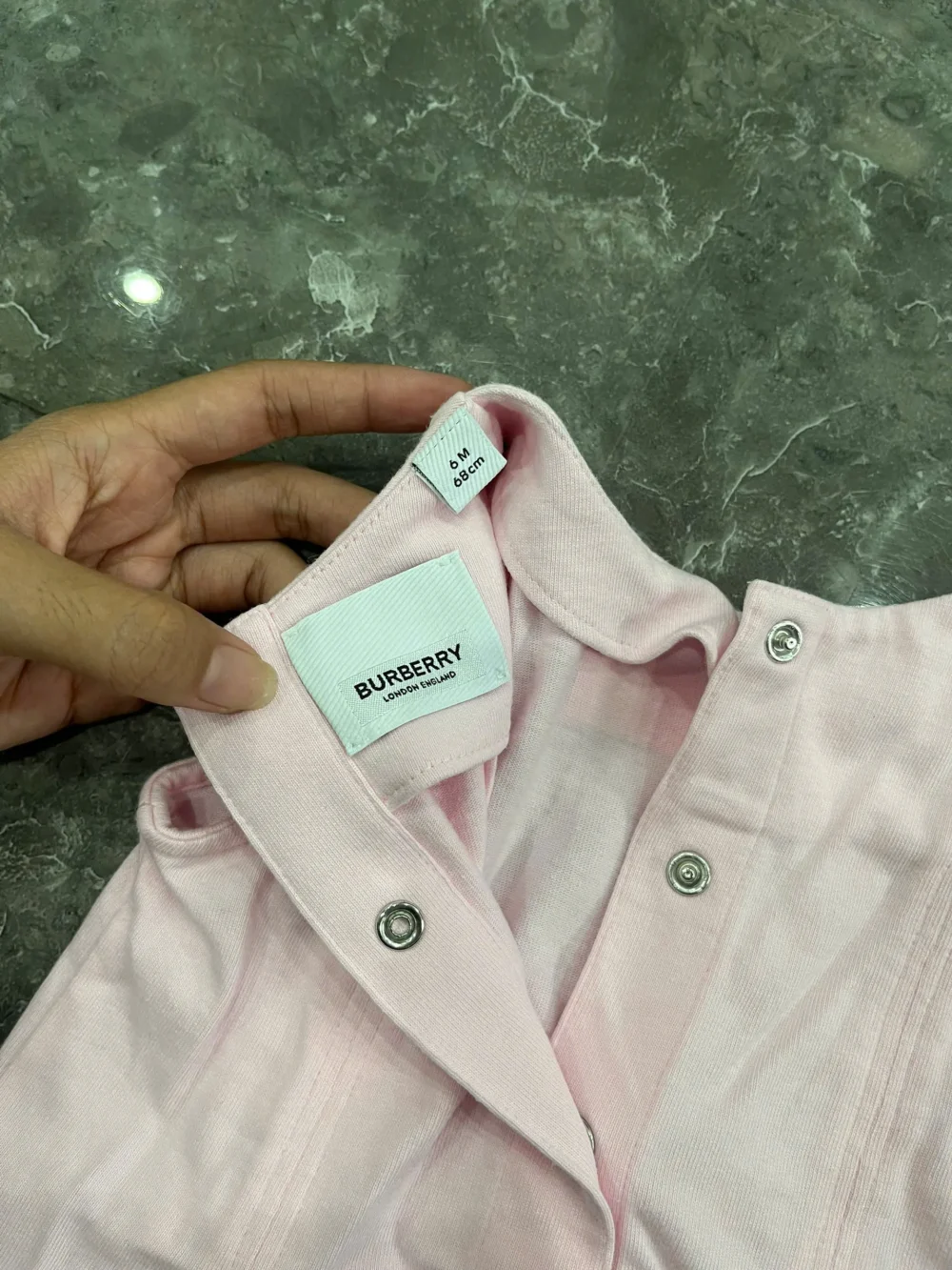 set váy sơ mi kèm áo khoác Burberry màu hồng nhạt (6 tháng) Burberry - Ảnh 15