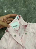 set váy sơ mi kèm áo khoác Burberry màu hồng nhạt (6 tháng) Burberry - Ảnh 15