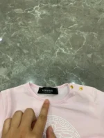 Set 3 bộ bodysuit dài tay Versace màu hồng size 9 đến 12 tháng (còn box) Versace - Ảnh 4