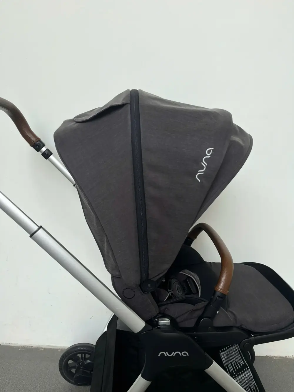 Xe đẩy Nuna triv màu xám đậm khung xám (kèm phụ kiện: màn chắn muỗi, móc treo đồ) - Ảnh 33