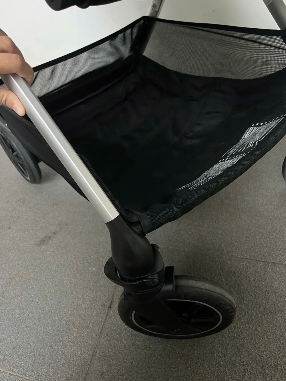 Xe đẩy Nuna triv màu xám đậm khung xám (kèm phụ kiện: màn chắn muỗi, móc treo đồ) - Ảnh 3