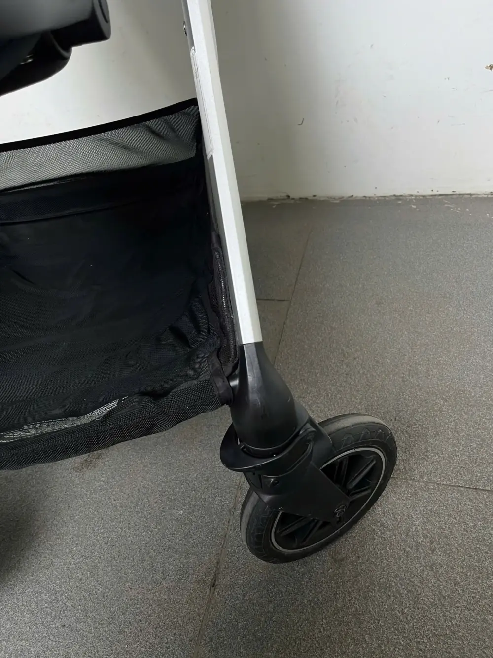 Xe đẩy Nuna triv màu xám đậm khung xám (kèm phụ kiện: màn chắn muỗi, móc treo đồ) - Ảnh 4