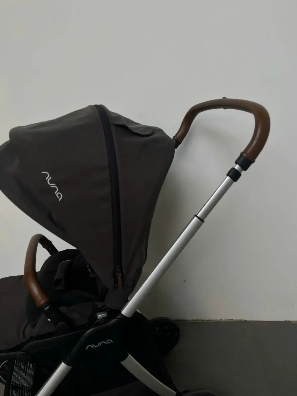 Xe đẩy Nuna triv màu xám đậm khung xám (kèm phụ kiện: màn chắn muỗi, móc treo đồ) - Ảnh 5