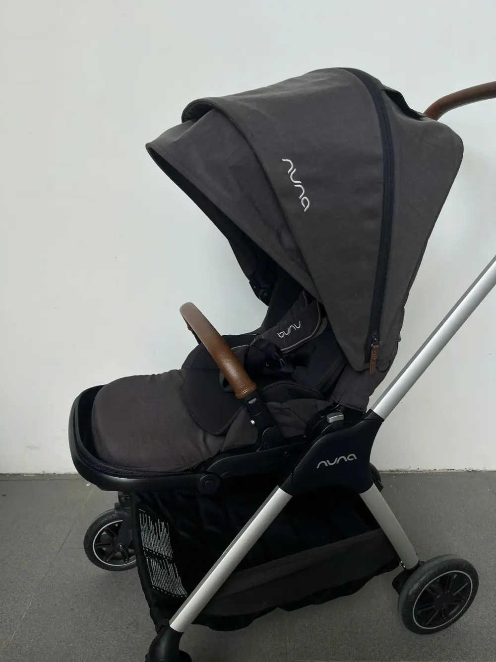 Xe đẩy Nuna triv màu xám đậm khung xám (kèm phụ kiện: màn chắn muỗi, móc treo đồ) - Ảnh 6