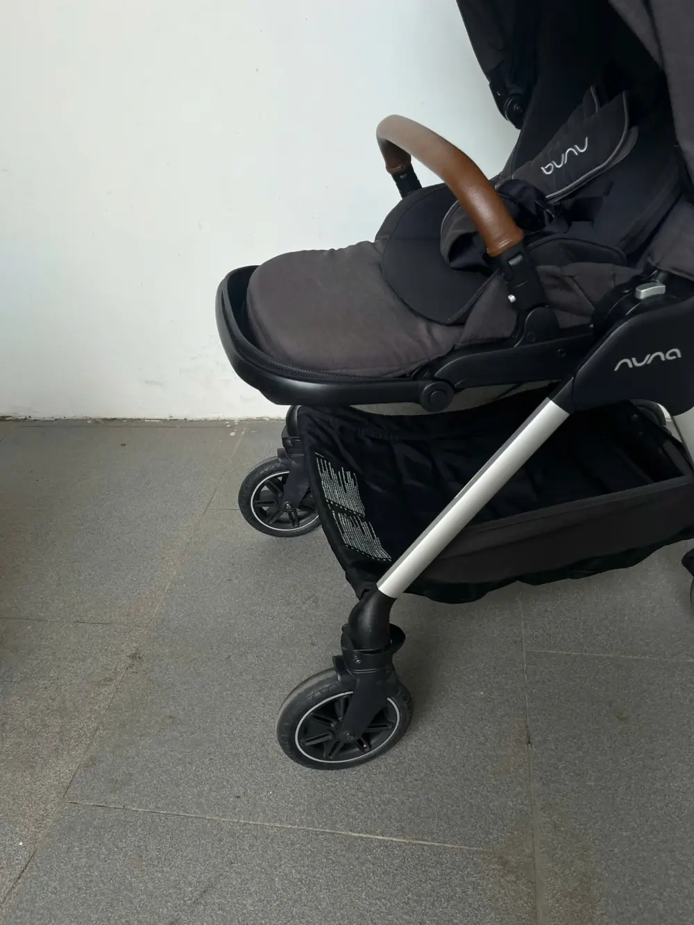 Xe đẩy Nuna triv màu xám đậm khung xám (kèm phụ kiện: màn chắn muỗi, móc treo đồ) - Ảnh 7