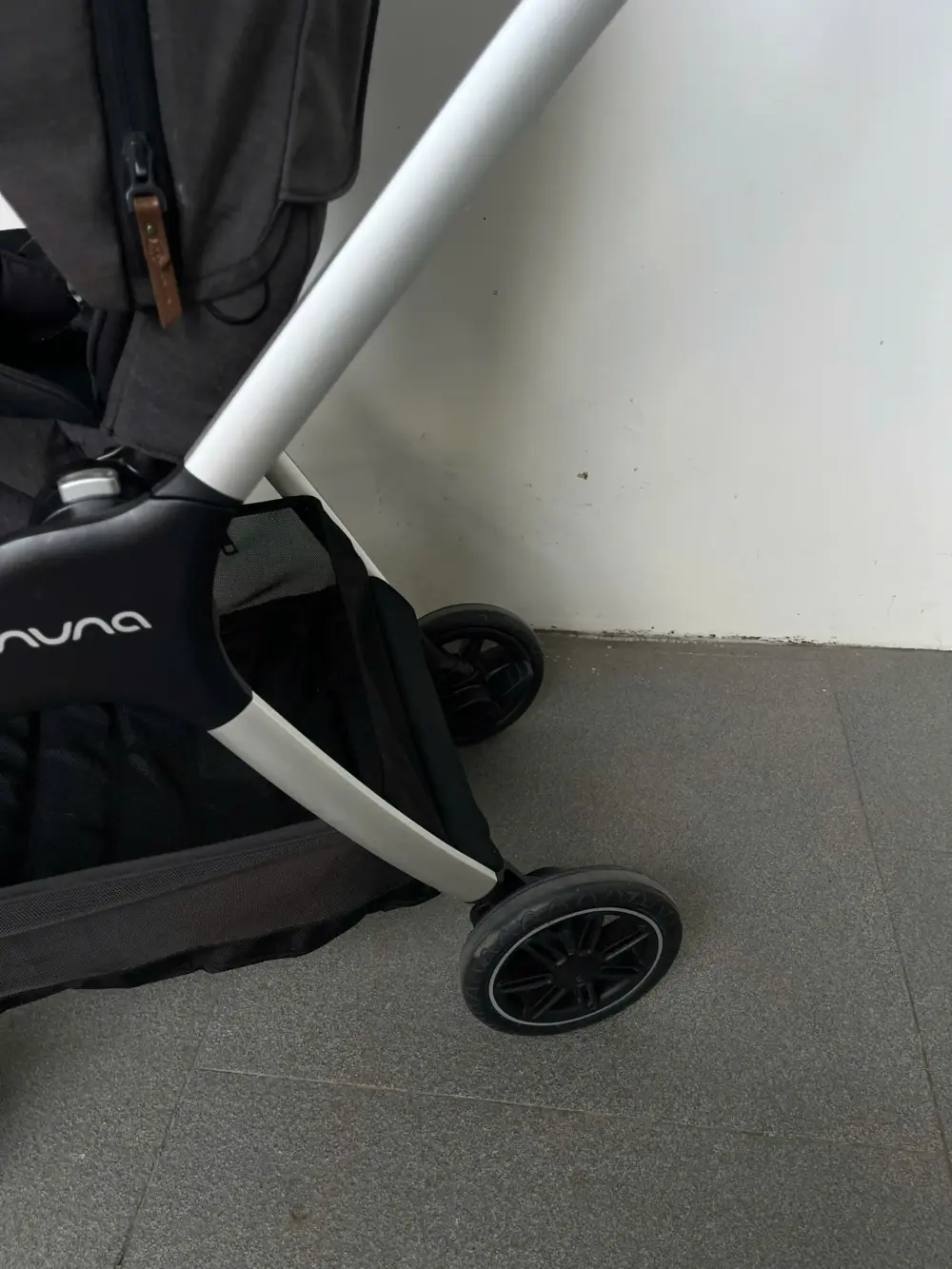 Xe đẩy Nuna triv màu xám đậm khung xám (kèm phụ kiện: màn chắn muỗi, móc treo đồ) - Ảnh 8