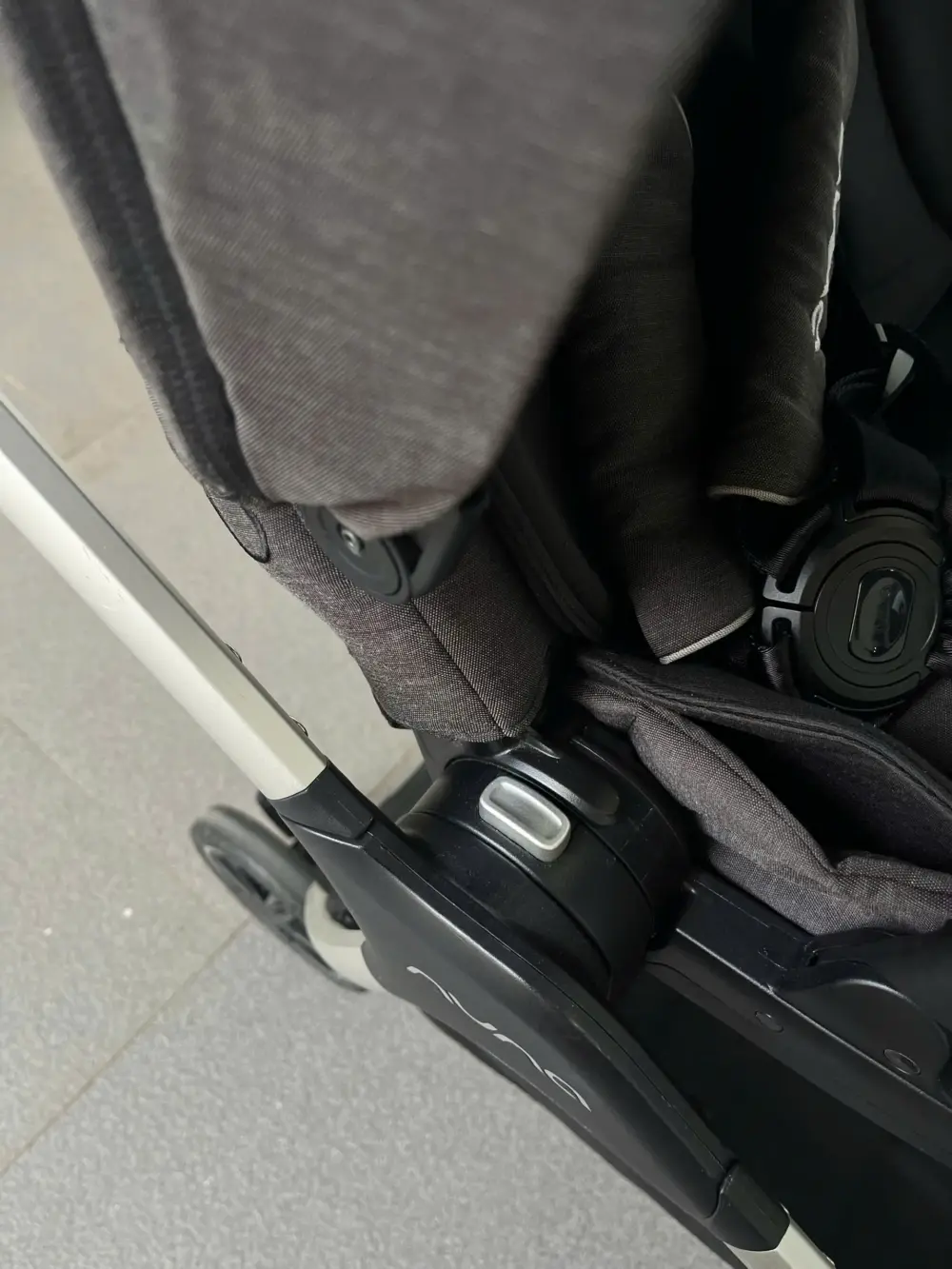 Xe đẩy Nuna triv màu xám đậm khung xám (kèm phụ kiện: màn chắn muỗi, móc treo đồ) - Ảnh 13