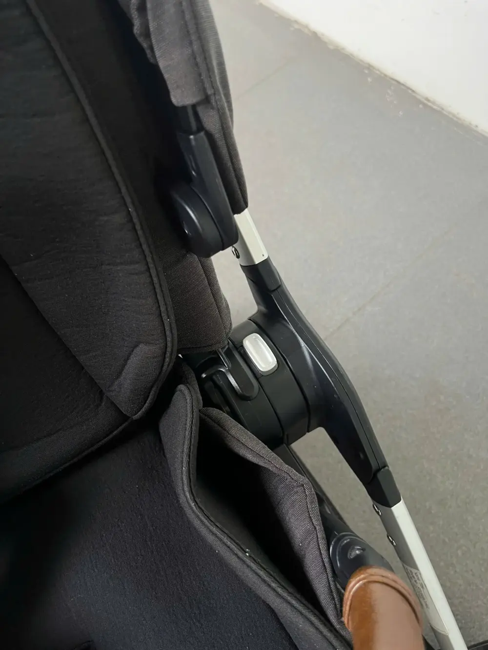 Xe đẩy Nuna triv màu xám đậm khung xám (kèm phụ kiện: màn chắn muỗi, móc treo đồ) - Ảnh 14