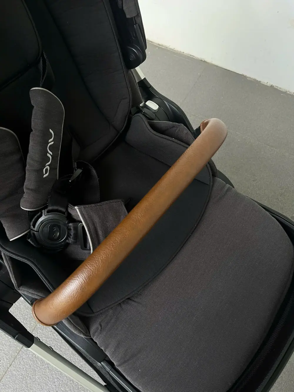 Xe đẩy Nuna triv màu xám đậm khung xám (kèm phụ kiện: màn chắn muỗi, móc treo đồ) - Ảnh 15