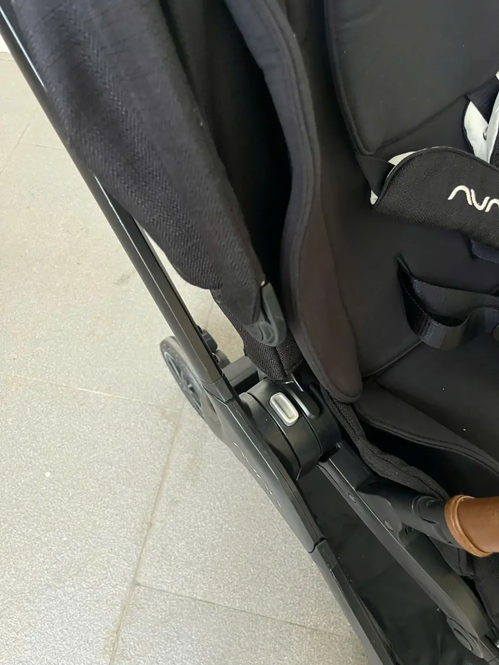 Xe đẩy Nuna triv màu đen khung đen (2) 0-4 tuổi tối đa 22kg - Ảnh 3